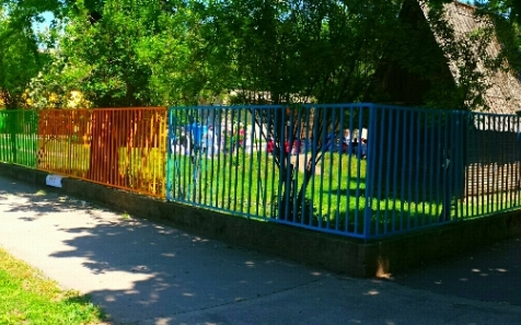 Színes kerítés várta a bölcsődéseket