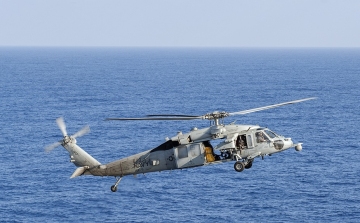 Repülőgép-hordozónak ütközött az amerikai haditengerészet egyik helikoptere, sérültek