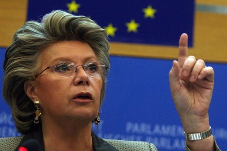 KDNP: választási csalás előkészítésének gyanúját vetik fel a Magyar Nemzetben Viviane Redingről megjelentek