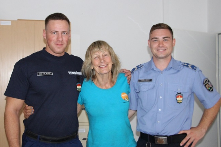 Körbe futja a világot a 73 éves brit nő - Rendőrök segítettek neki Tatabányán