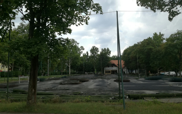 Összefogásból újulnak meg a Jubileum park műfüves pályái