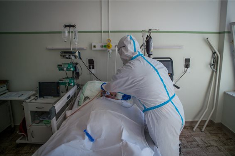 Meghalt három beteg, 345 új fertőzöttet találtak Magyarországon