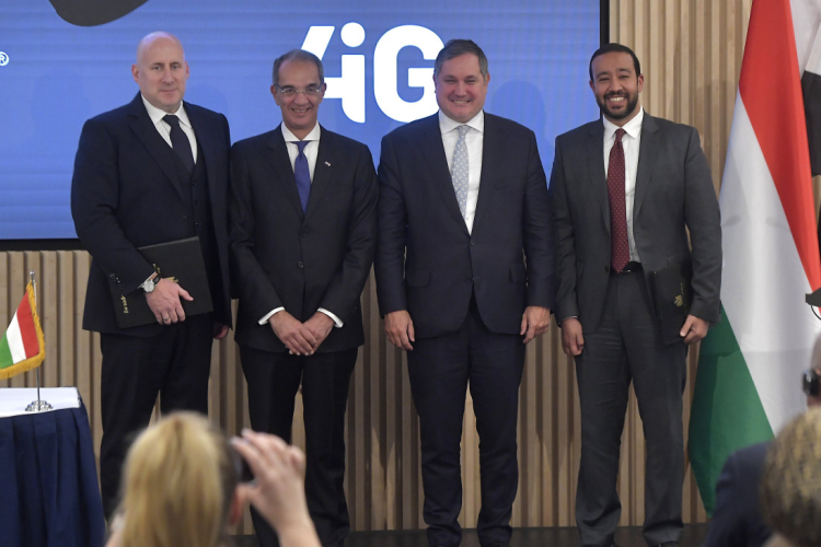 Szijjártó Péter: magyar vállalat építi az Egyiptomot Európával összekötő optikai kábelt