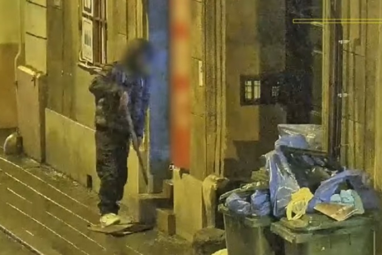 Megpróbált betörni, majd a kukák mögé bújt - Videó