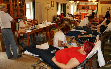 Hatan első alkalommal adtak vért