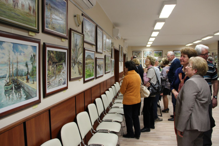 Színes világ: boldog kiállítás