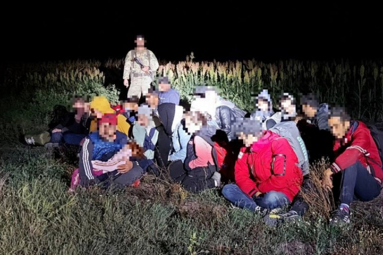 Több mint ezer határsértő ellen intézkedtek a rendőrök a hétvégén