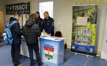 Rendőrök a pályaválasztási kiállításon