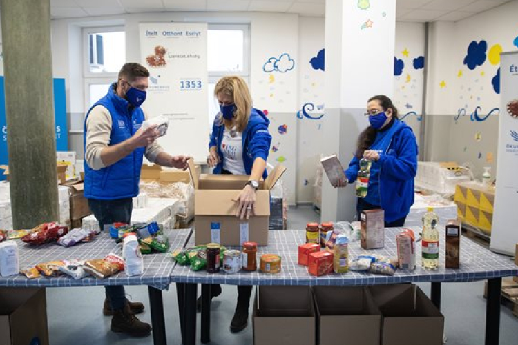Kétszáz karácsonyi élelmiszercsomagot indít útjára az Ökumenikus Segélyszervezet