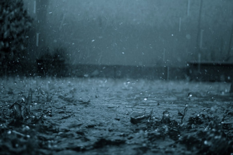 Tizenegy megyében és a fővárosban sok esőre figyelmeztet a meteorológia