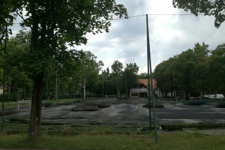 Összefogásból újulnak meg a Jubileum park műfüves pályái