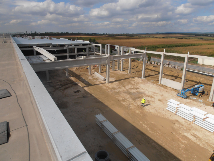 3 ÉS FÉL MILLIÁRD FORINTOS BERUHÁZÁS AZ AGC-NÉL