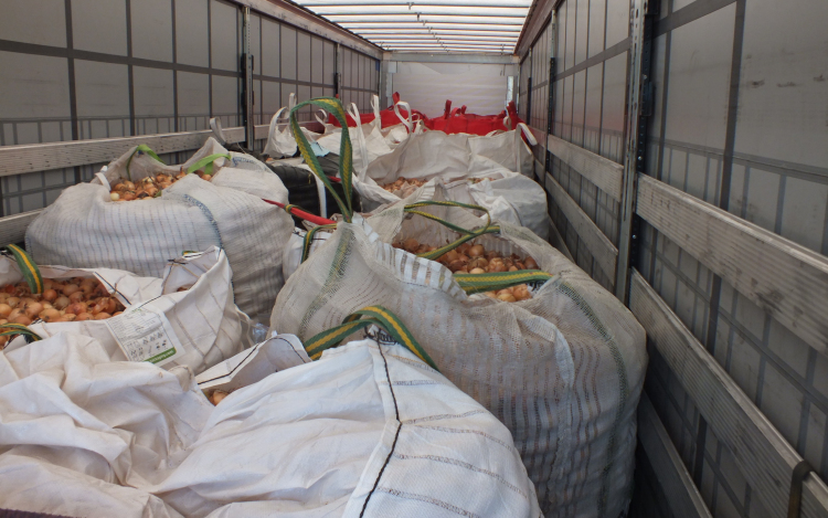 Huszonnégy tonna ismeretlen eredetű élelmiszert iktatott ki a NAV