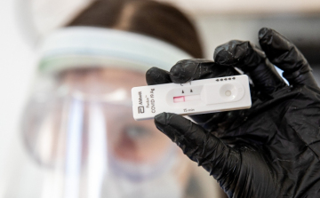 Megszűnt az Angliába utazók érkezés utáni PCR-tesztkötelezettsége, elegendő a gyorsteszt