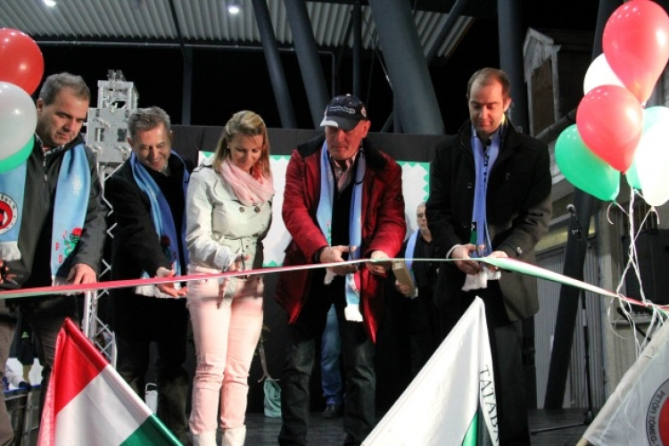 Felavatták a fedett jégpályát