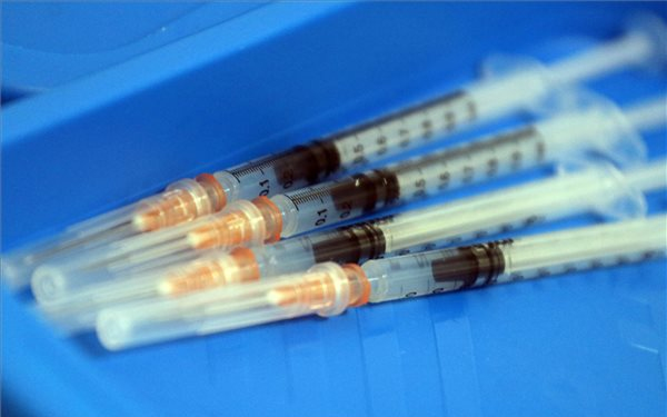 Jóváhagyta a BioNTech/Pfizer-vakcina használatát a 12-15 éveseknek az Európai Bizottság