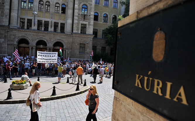 A Kúria írja a hitelszerződéseket