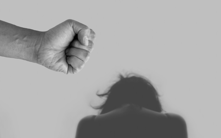 Vádat emeltek egy nő ellen, aki egy 15 éves lányt kényszerített szexmunkára