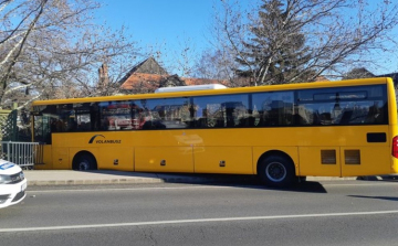 Autóbusz szakított át hídkorlátot Győrben