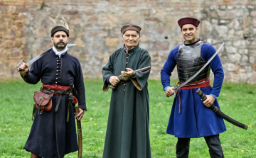 „Apa, nézd, ott az ágyúgolyó!” – Katus Attila és Édesapja meghódították a Szigetvári Várat