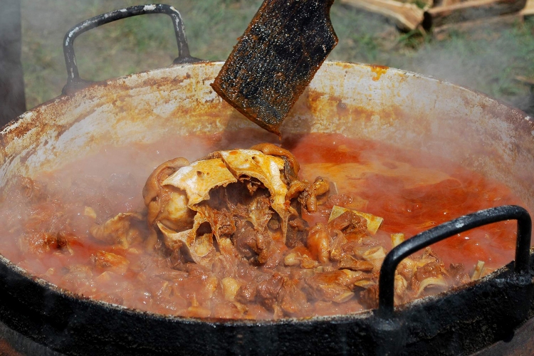 Százhetvenhárom helyen főzik egy időben az új hungarikumot, a kunsági birkapörköltet a hétvégén Karcagon