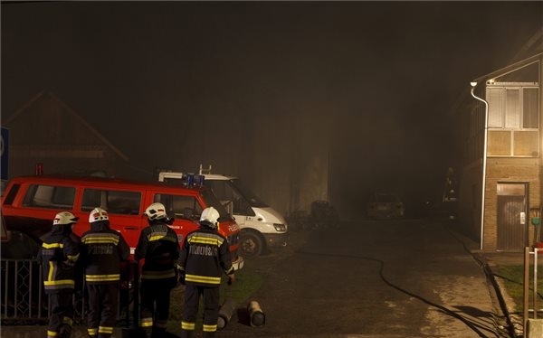 Autók, motorok égnek egy autójavító műhelyben Zalacsében