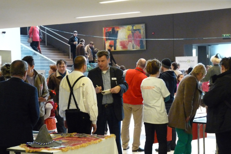 Kinyitotta kapuit az Agóra!