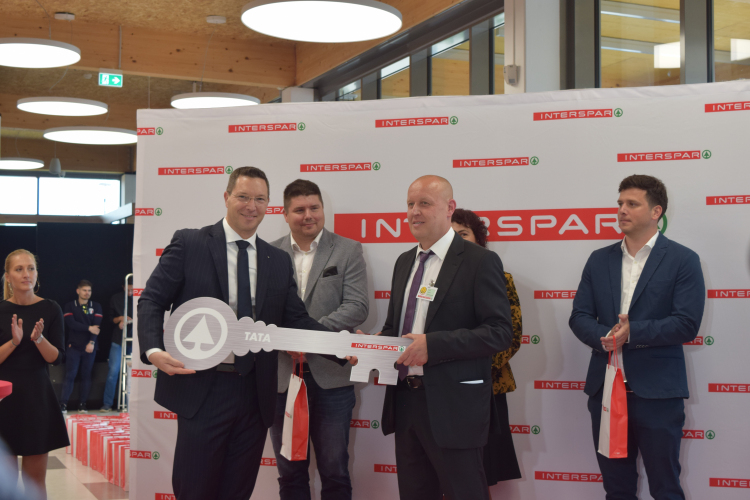 Modern áruházzal gazdagodott Tata