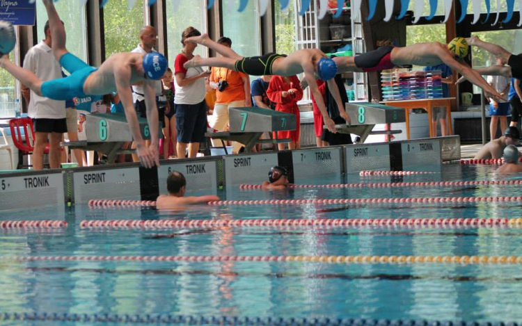 Éremeső a TVSE úszóinál